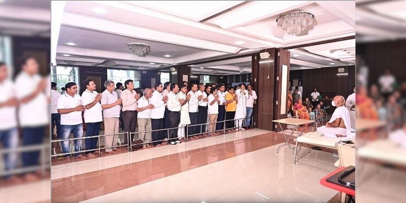 Pratahkal-Nandanvan restaurant team in front of Acharya Mahashraman